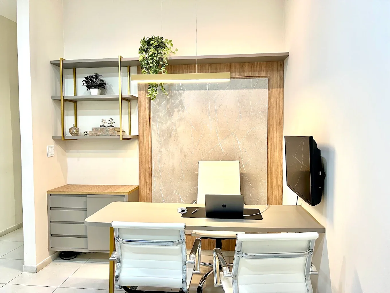 Sala de consulta da Orthomais, com mesa de atendimento, computador e duas cadeiras para paciente e acompanhante.
