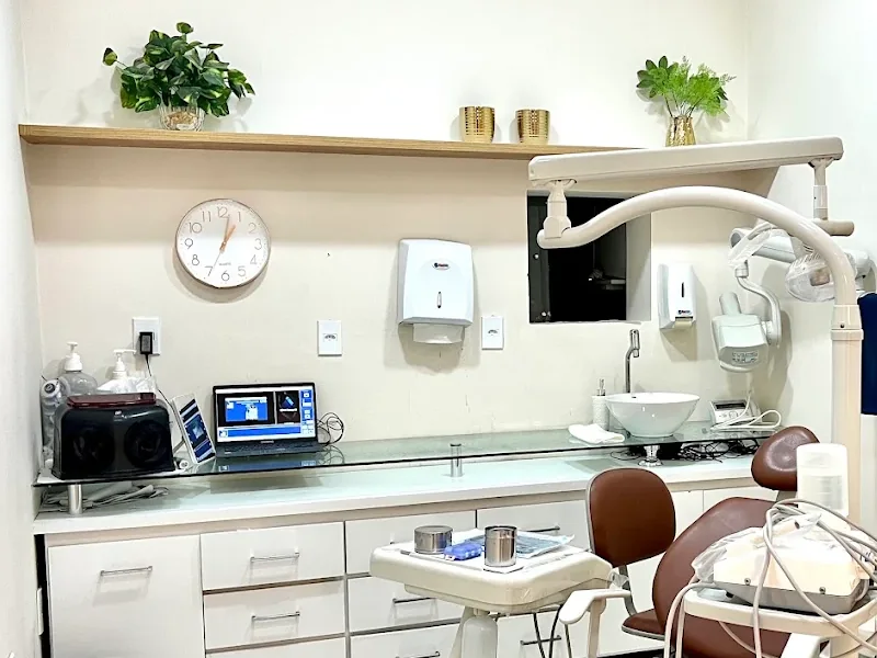Bancada de consultório da Orthomais com notebook exibindo uma radiografia odontológica na tela.